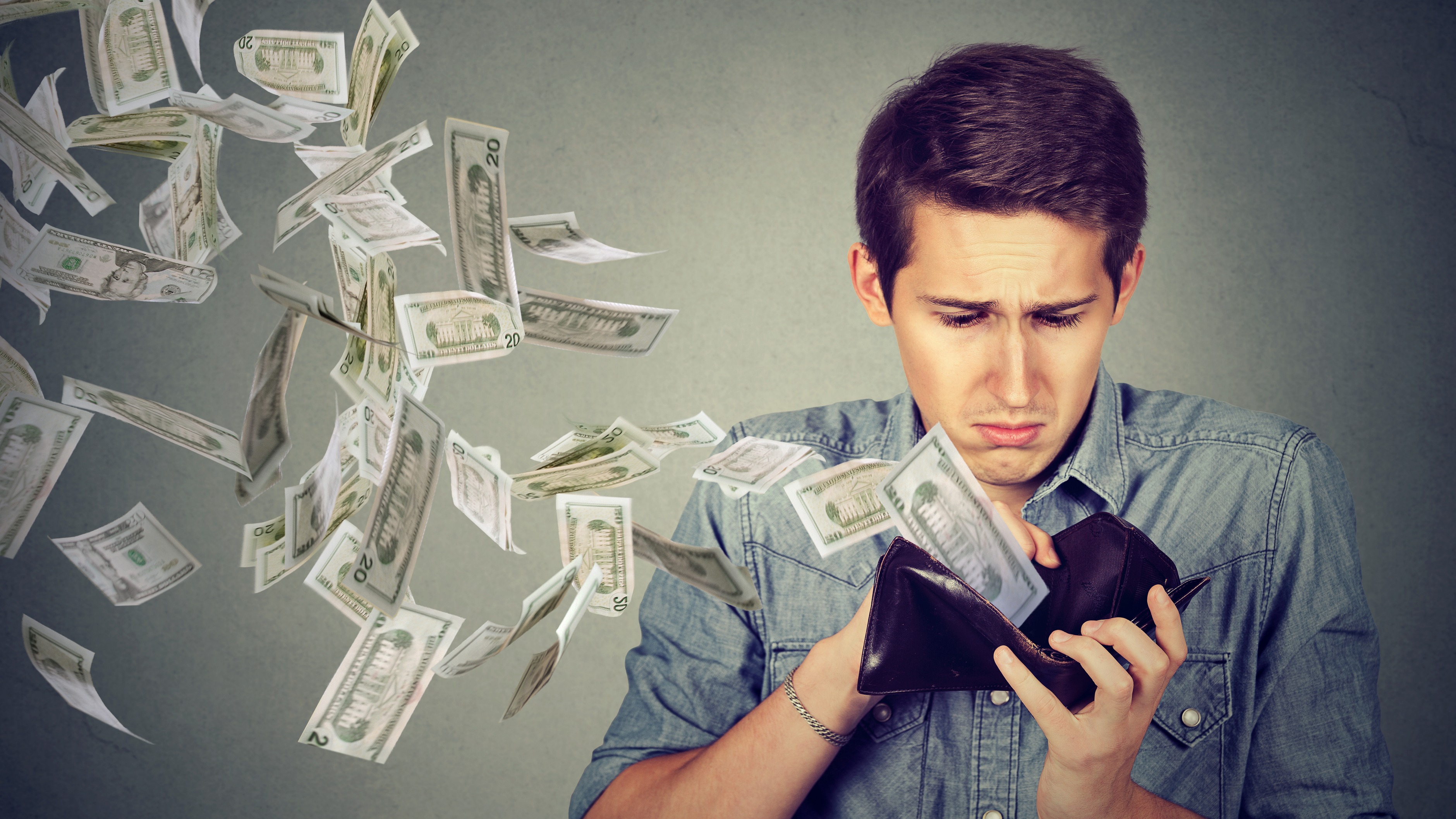 Заработал хорошую сумму. Заработал хорошую сумму. Сотрудник с деньгами. Человек с деньгами. Деньги.